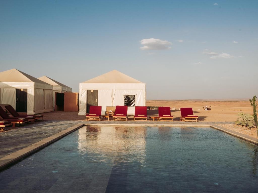Piscine chauffée des Terrasses d'Agafay au crépuscule